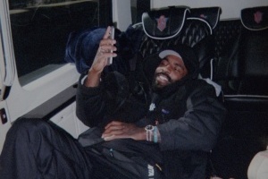 欧文晒其游艇出游照！077现身评论区：感谢你的邀请