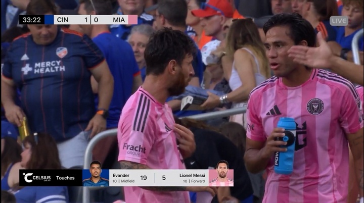 kaiyun sports-拿不到球🙁开场半小时梅西仅触球5次，对方10号埃万德19次