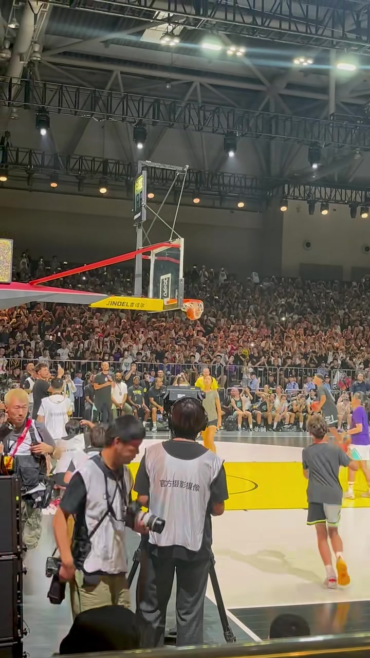 开云平台-跑动投篮25中21简直非人类！库里中国行绕圈投篮让球迷阵阵惊呼