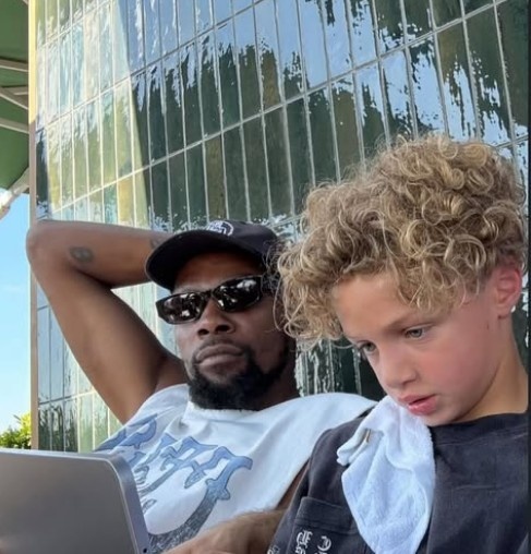 开云平台-美媒调侃杜兰特与Drake儿子玩平板 ：孩子你在帮KD校对推文😂？