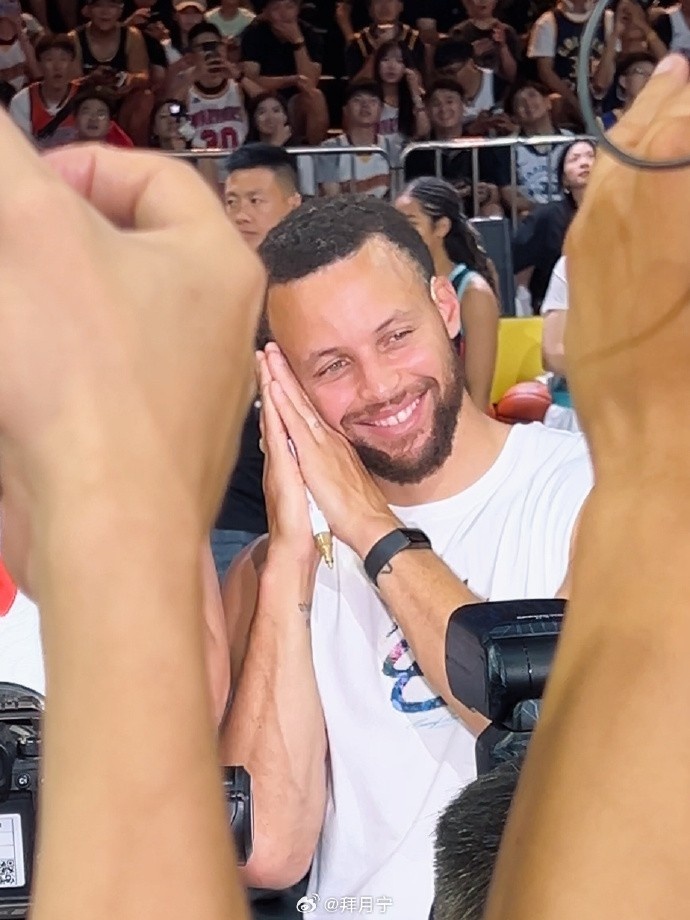 美女主持人晒库里经典动作：近距离亲眼看晚安安