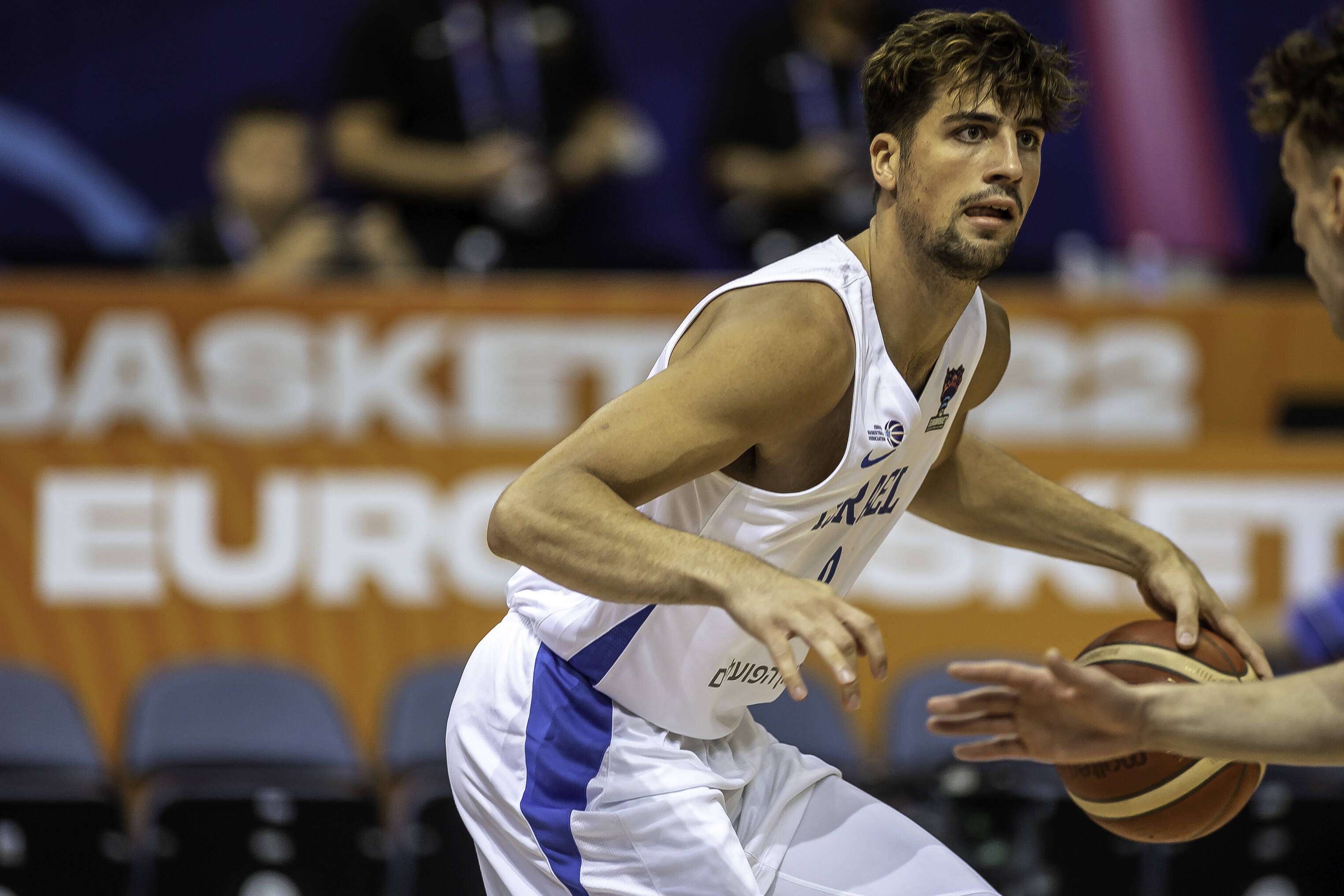 kaiyun sports-阿夫迪亚高效贡献20分9篮板，罚球精准12中10，正负值+23引领全场