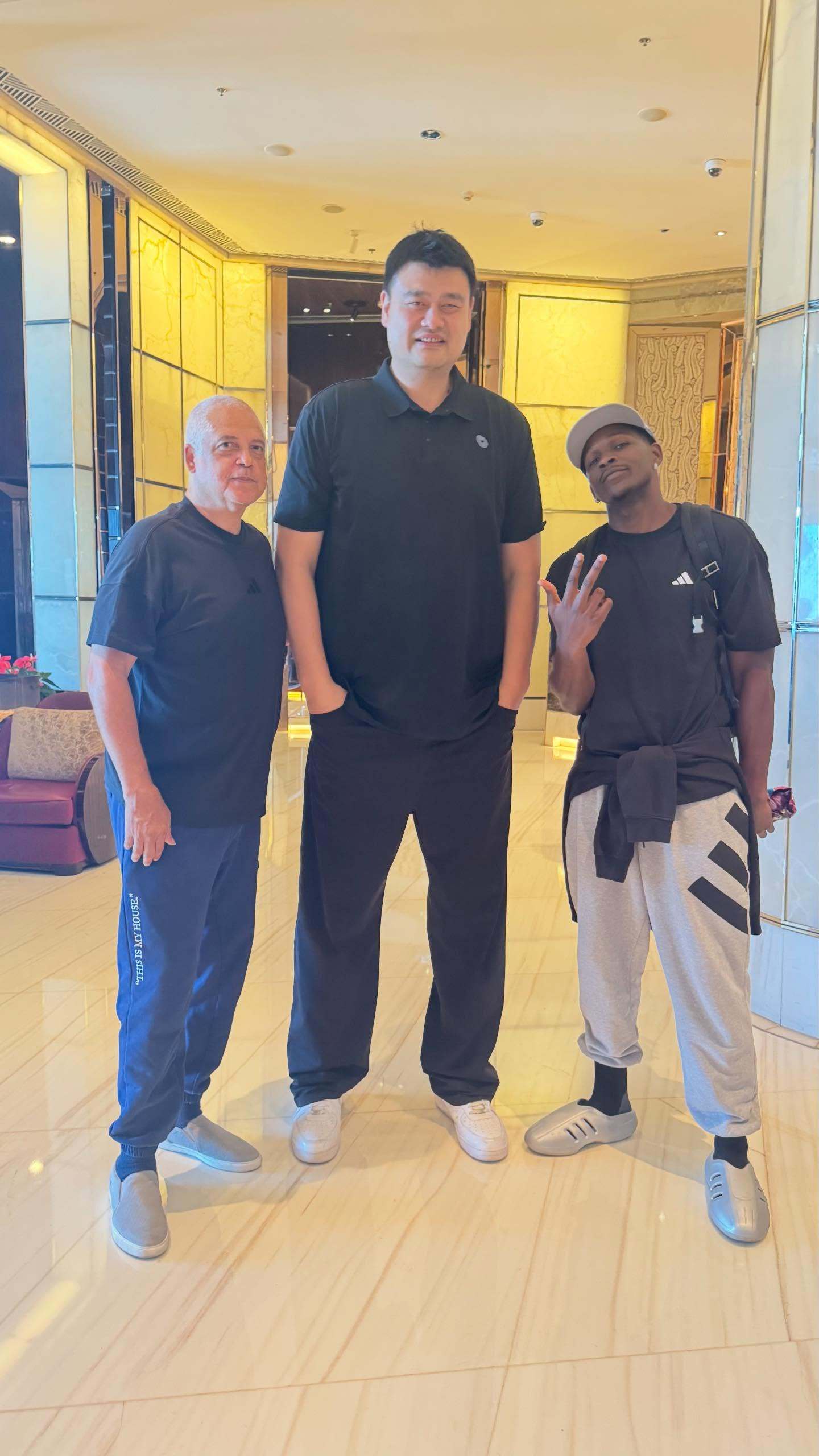 开云官方直播-爱德华兹社媒晒出与姚明合影：我会在他头上暴扣，致敬传奇