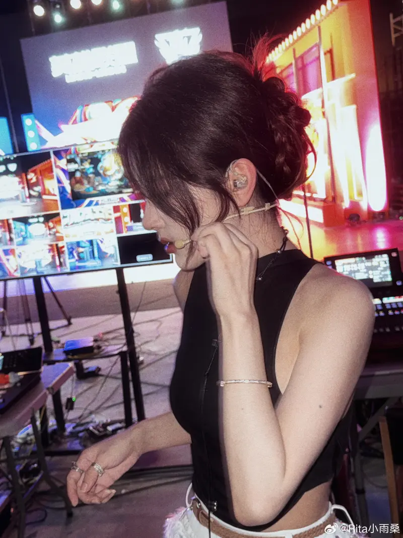 kaiyun sports-解说Rita分享工作花絮照：花絮来噜！别多说了，先上号