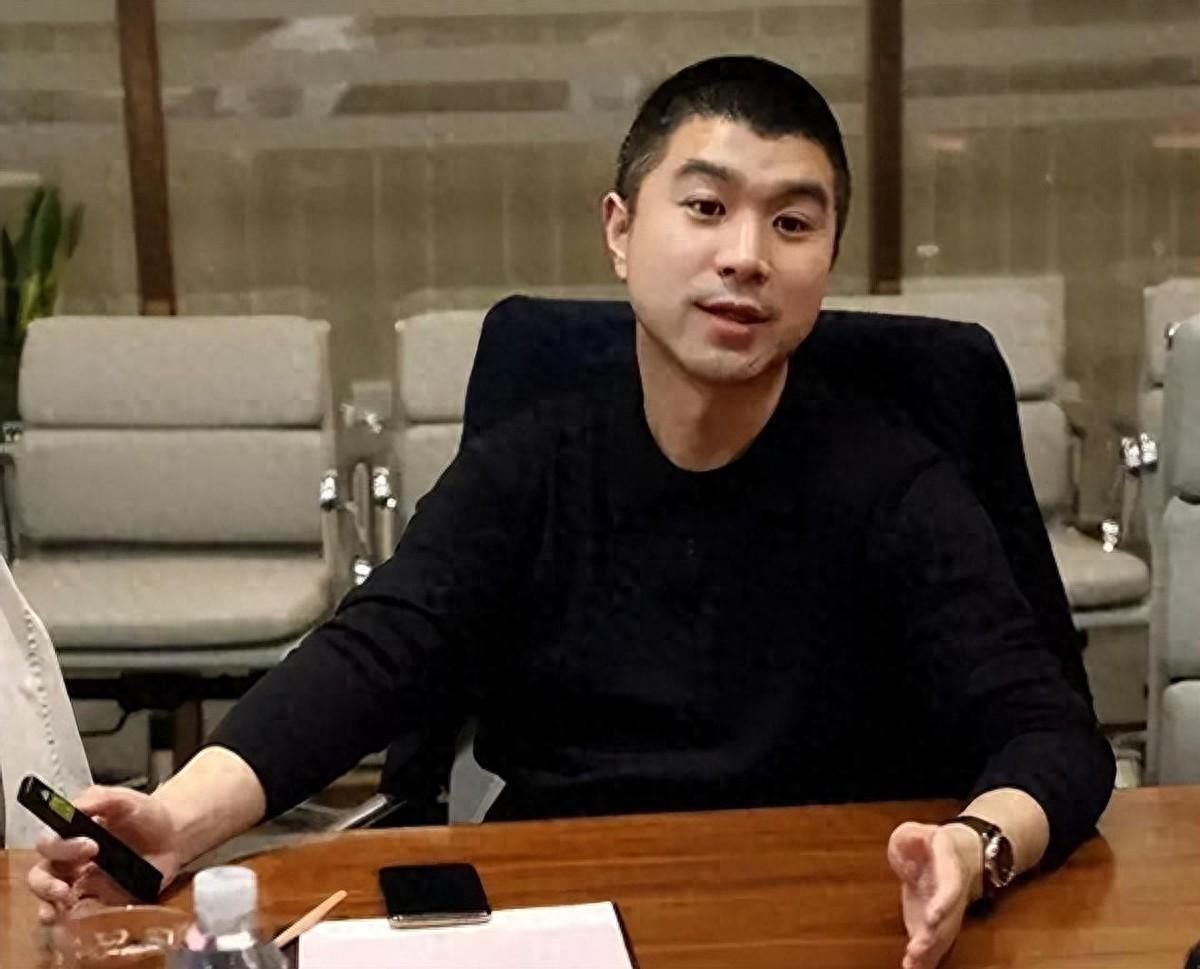 开云官方直播-卷走53亿！又一大佬带全家跑路，欠中国银行20亿，投资者血本无归